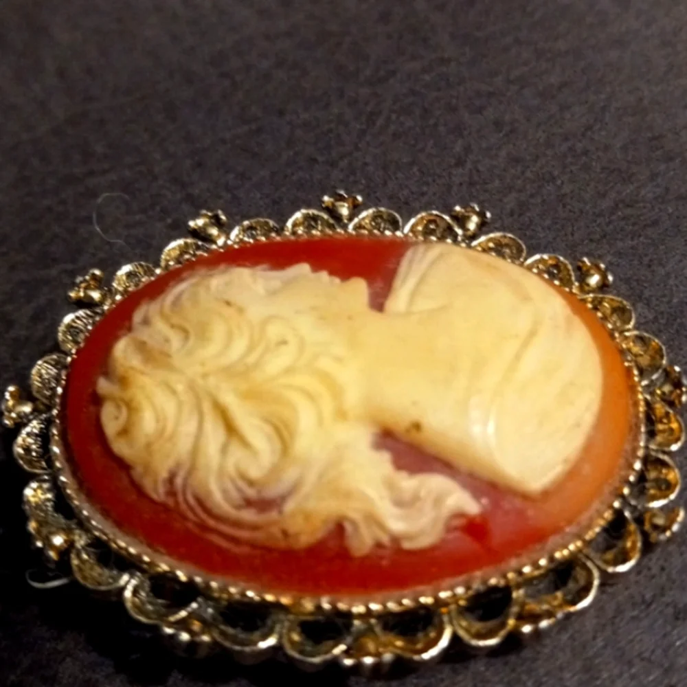 Vintage Lg Victorian Lady Cameo Brooch/Pendant Signed Jerry